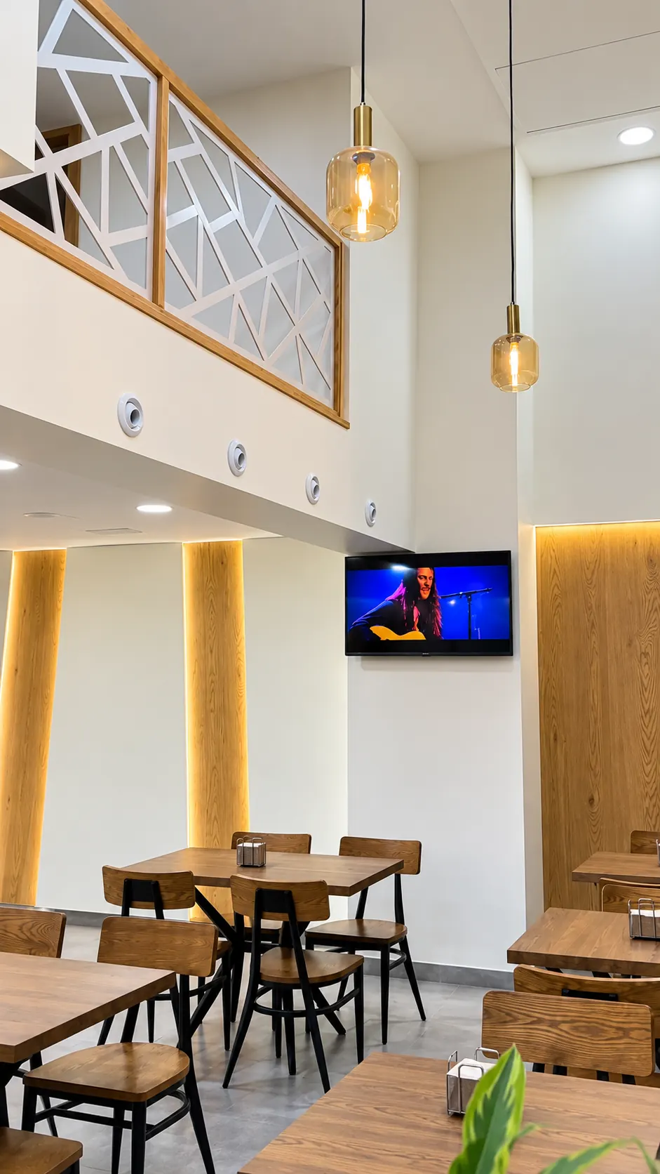 Salón interior con lámparas cálidas y paneles de madera