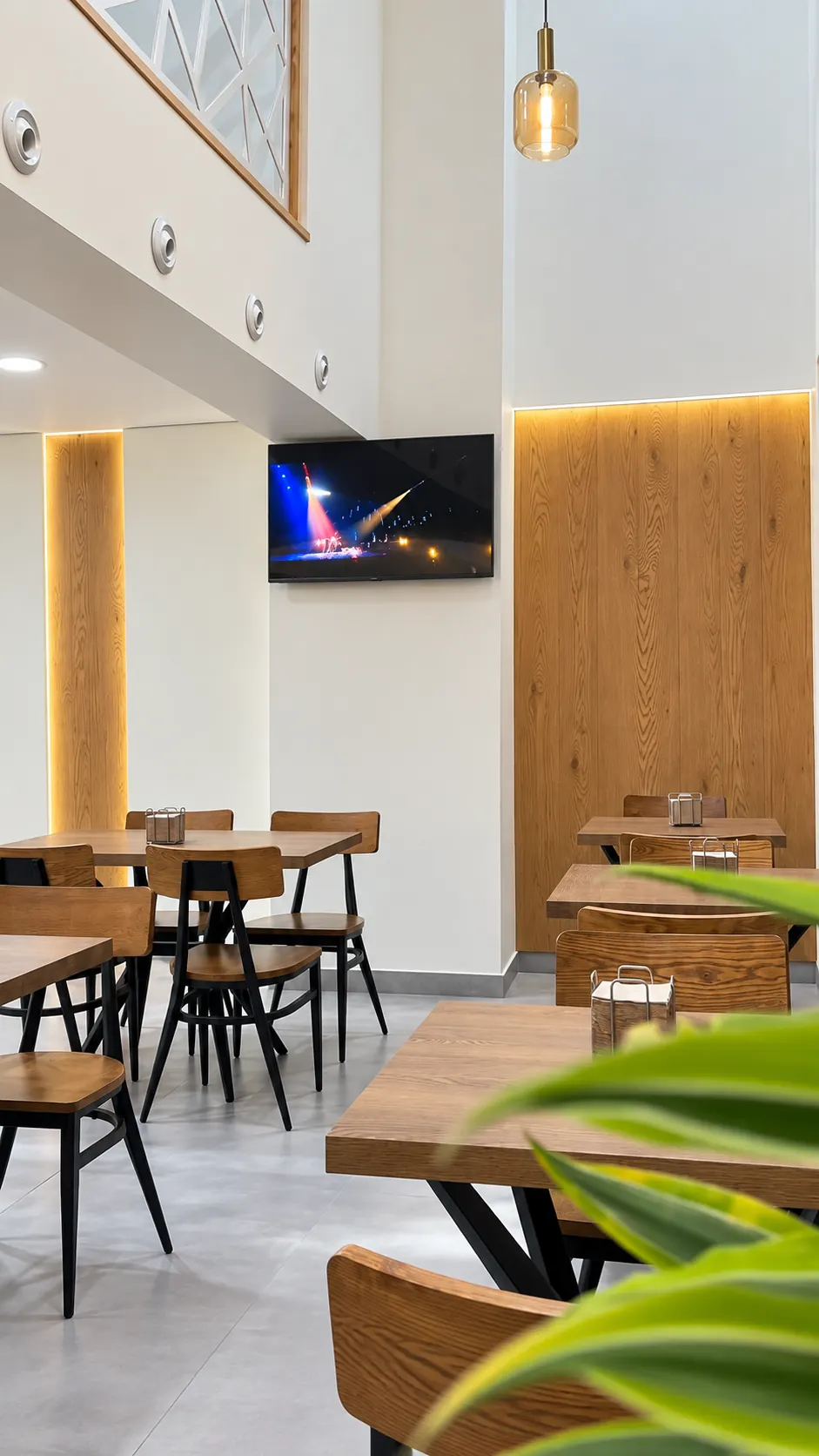 Mesas y luz cálida en el interior de Restaurante La Isla