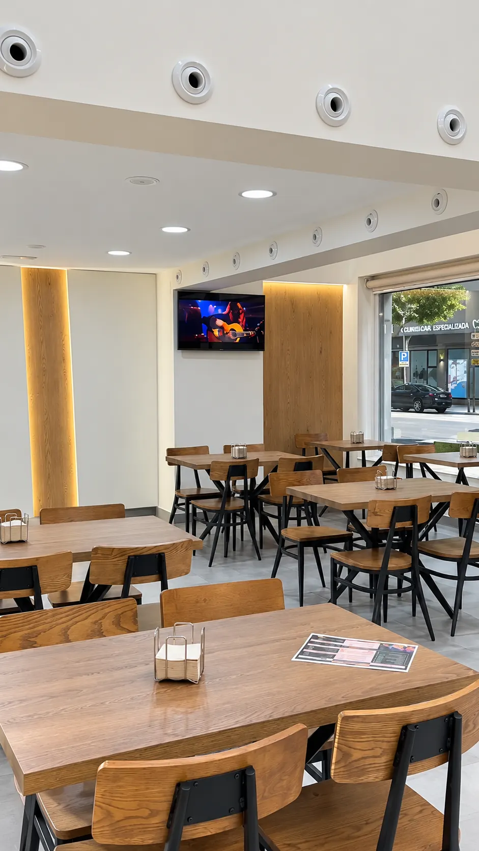 Mesas de madera y salón amplio de Restaurante La Isla